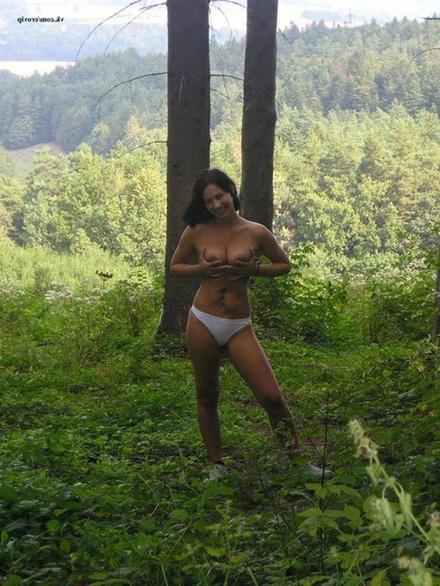 Голая брюнетка оголила вагину в лесной чаще 7 фотка