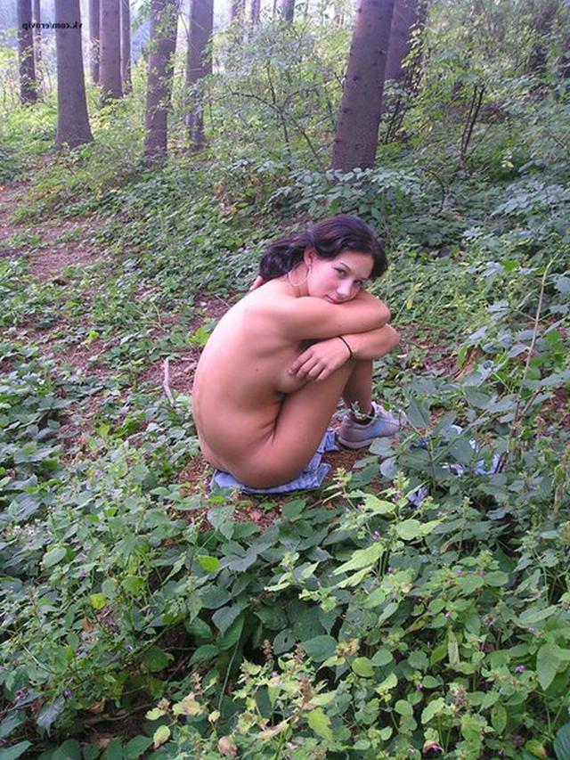 Голая брюнетка оголила вагину в лесной чаще 16 фотка
