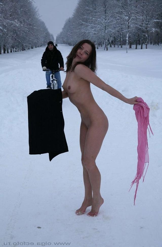 Снег и мороз не помеха для голой киски брюнетки 14 фотка