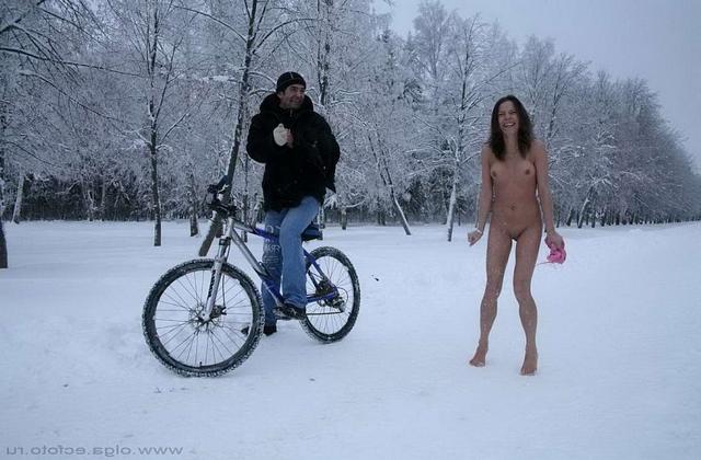 Снег и мороз не помеха для голой киски брюнетки 16 фотка