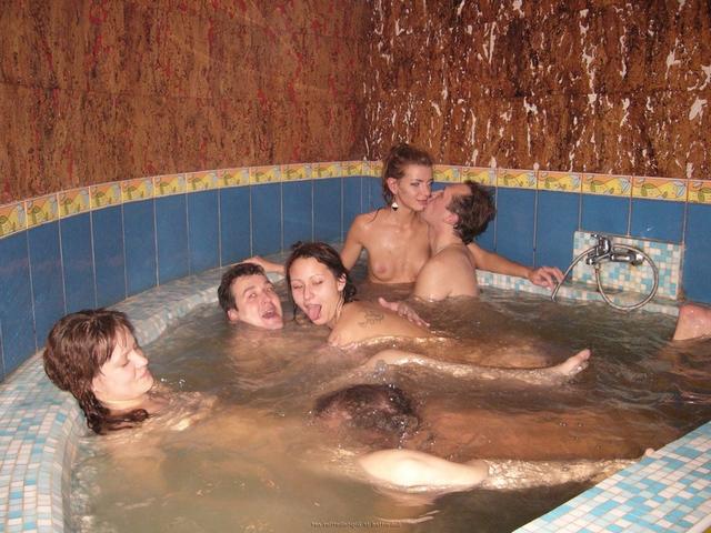 Брюнетки из сауны трахнулись с клиентами в групповухе 22 фотка