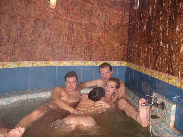 Брюнетки из сауны трахнулись с клиентами в групповухе 32 фотка