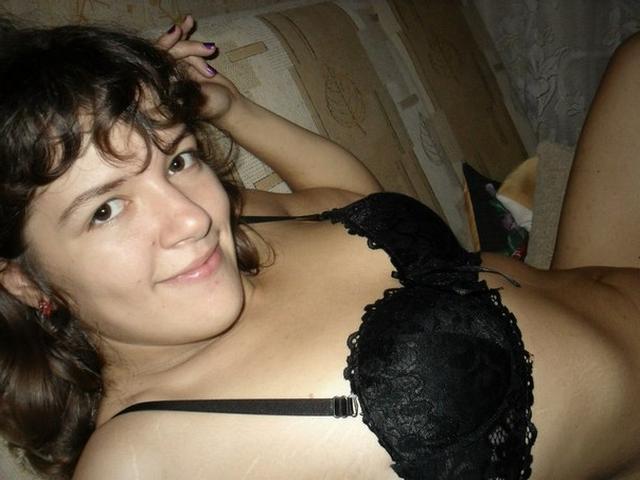 Домохозяйка с темными волосами жарится по-домашнему в чулках 6 фотка