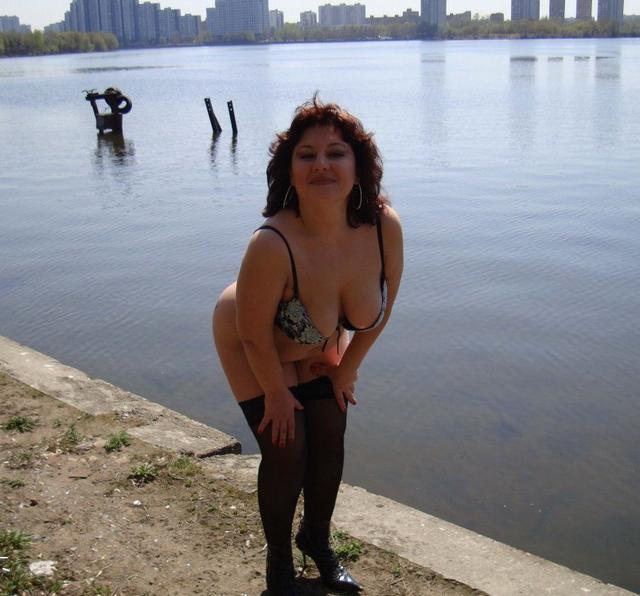 Классные женщины с огромными натуральными буферами на пляже и дома 19 фотка