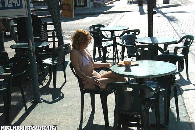 Рыжая девушка Роза любит сосать и давать незнакомцам на улице 1 фотка