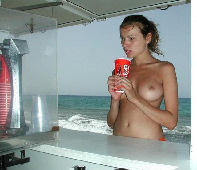 Красотки на пляже могут ходить в трусиках и без 2 фотка