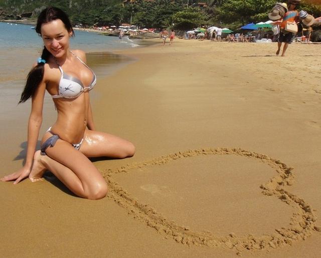 Красотки на пляже могут ходить в трусиках и без 11 фотка