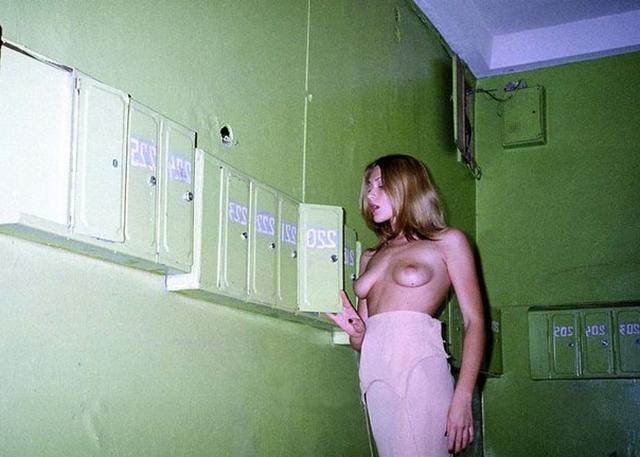 Молодые девушки в трусиках раздеваются в подъездах 4 фотка